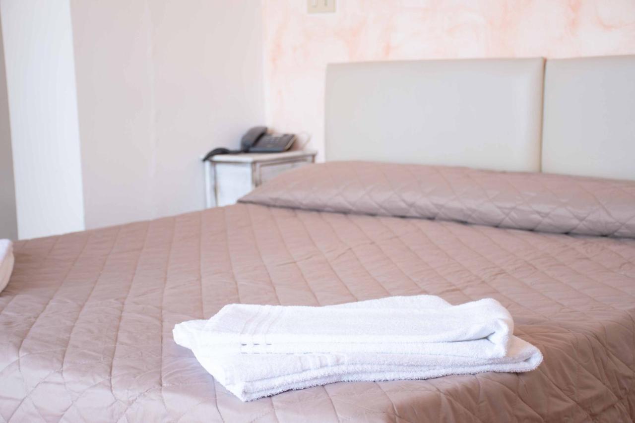 Hotel Ambassador Laigueglia Bagian luar foto