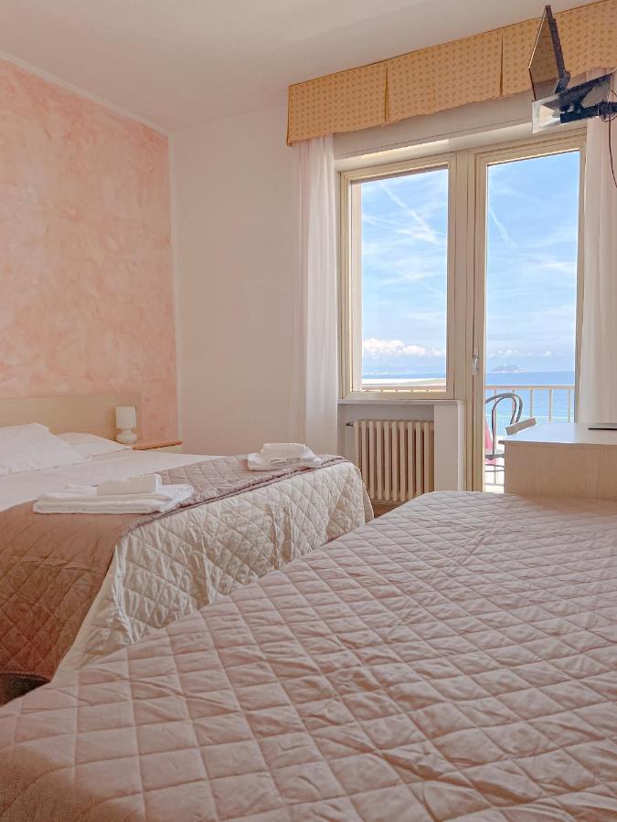 Hotel Ambassador Laigueglia Bagian luar foto