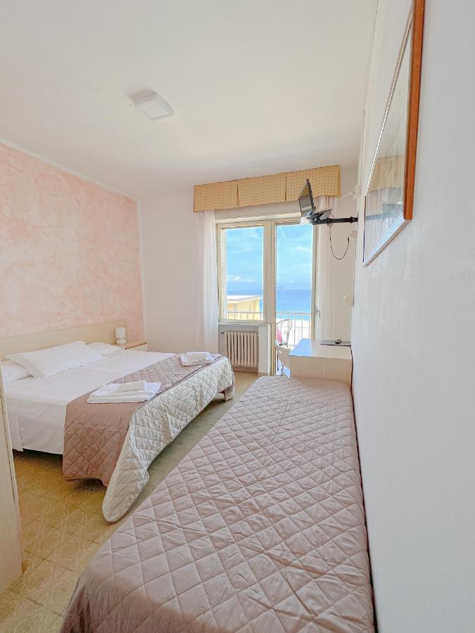 Hotel Ambassador Laigueglia Bagian luar foto