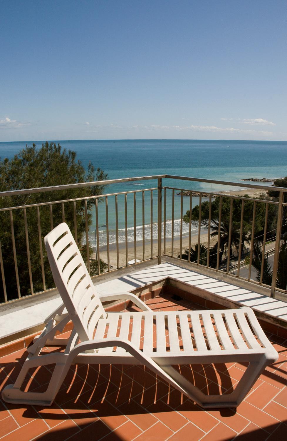 Hotel Ambassador Laigueglia Bagian luar foto