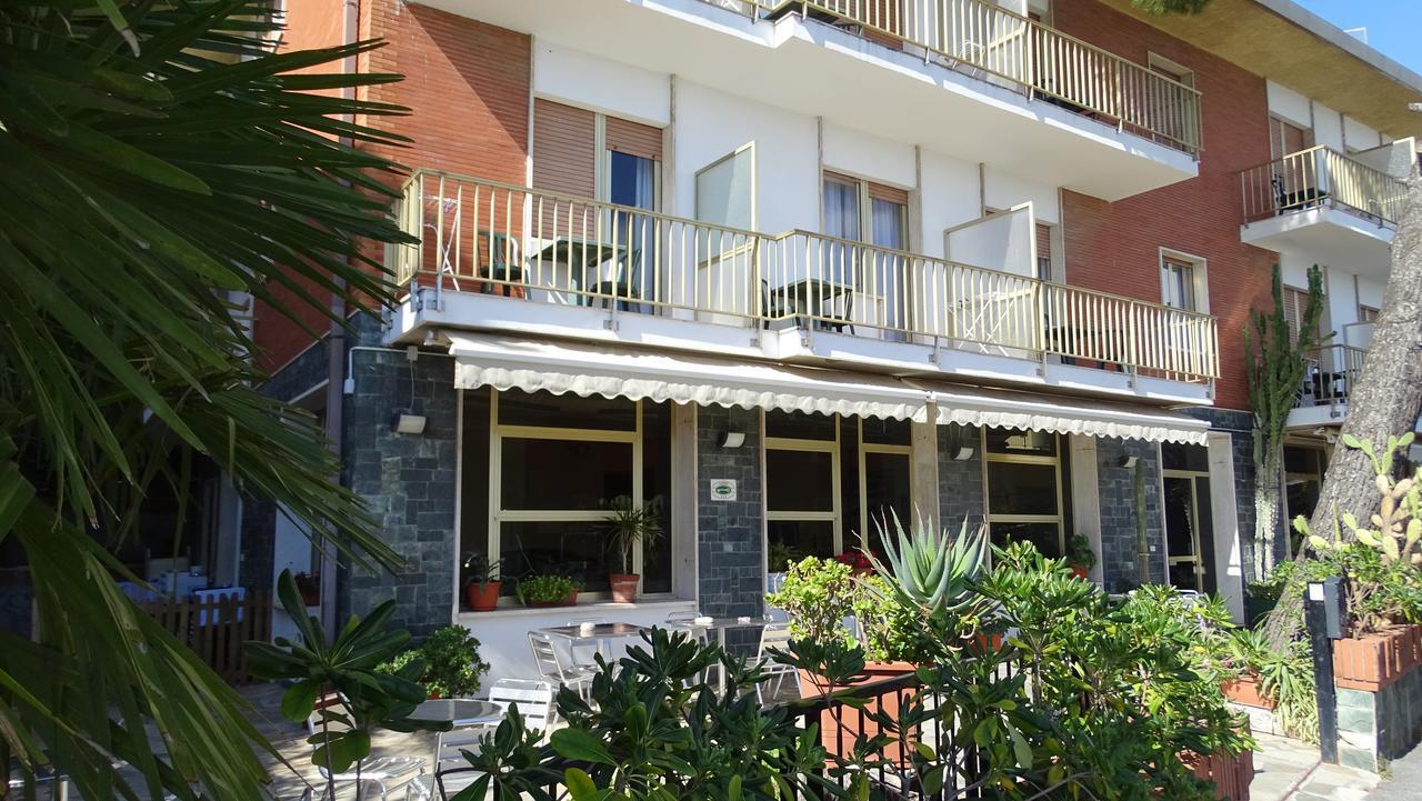 Hotel Ambassador Laigueglia Bagian luar foto